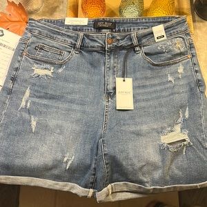 NWT Judy Blue Dandelion Embroidery Cuffed Shorts!